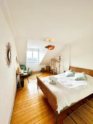 Un ou plusieurs lits dans un hébergement de l'établissement Loft vintage - spacieux 155 m2 - 4 chambres - Parking, Netflix, Wifi Fibre