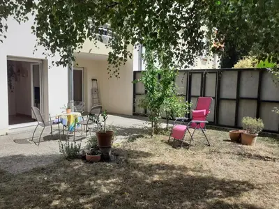 Jardin de l'établissement Charmant 2 pièces avec jardin