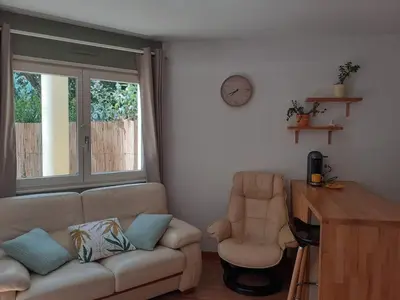 Coin salon dans l'établissement Charmant 2 pièces avec jardin