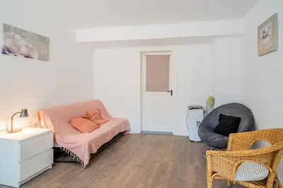Coin salon dans l'établissement 1 min centre-ville - calme et cozy - groupes et familles