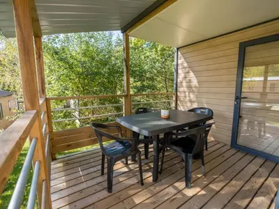Balcon ou terrasse dans l'établissement Mobil-home 2 chambres avec terrasse et salon de jardin - API-1-52-448