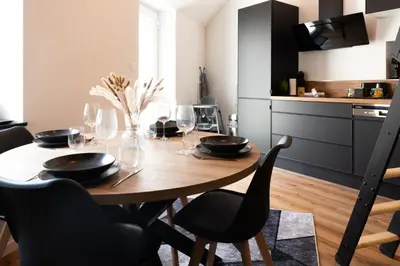 Cuisine ou kitchenette dans l'établissement L'escapade Vosgienne, Cinéma, Balnéo