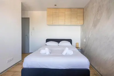 Un ou plusieurs lits dans un hébergement de l'établissement WilSix by Max, Renovated, bright studio, 1 min from train station