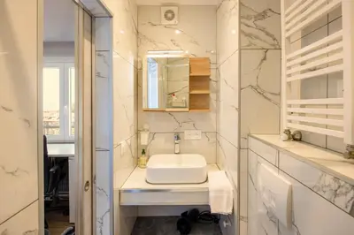 Salle de bains dans l'établissement WilSix by Max, Renovated, bright studio, 1 min from train station