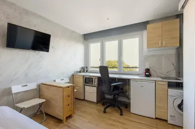 Cuisine ou kitchenette dans l'établissement WilSix by Max, Renovated, bright studio, 1 min from train station
