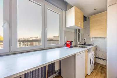 Cuisine ou kitchenette dans l'établissement WilSix by Max, Renovated, bright studio, 1 min from train station