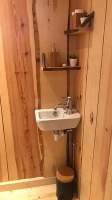 Salle de bains dans l'établissement chalet dans la ville