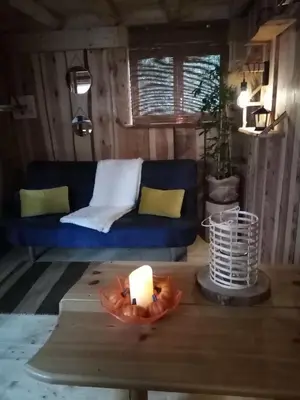 Coin salon dans l'établissement chalet dans la ville