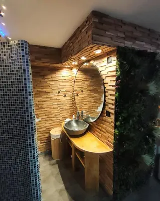 Salle de bains dans l'établissement Le refuge de Bergheim - Proche Colmar - Sur la route des Vins - Studio de luxe avec Jacuzzi Privatif