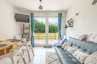 Télévision ou salle de divertissement dans l'établissement Résidence Le Printemps - Appt vue montagne