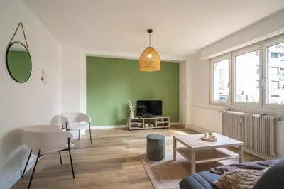 Télévision ou salle de divertissement dans l'établissement Centre 5 mins à pieds - Proche parkings - Lit 160 cm