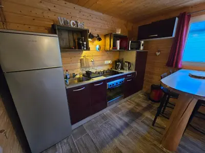 Cuisine ou kitchenette dans l'établissement Gîte Haut Les Cœurs - Chalet dans les Hautes-Vosges