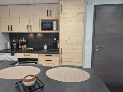 Cuisine ou kitchenette dans l'établissement Le Reflet des Sommets - Sauna, jardin et terrasse