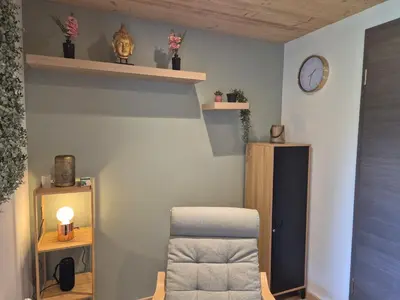Coin salon dans l'établissement Le Reflet des Sommets - Sauna, jardin et terrasse