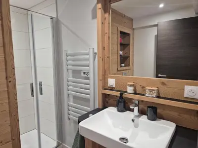 Salle de bains dans l'établissement Le Reflet des Sommets - Sauna, jardin et terrasse