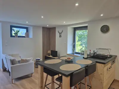 Cuisine ou kitchenette dans l'établissement Le Reflet des Sommets - Sauna, jardin et terrasse