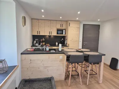 Cuisine ou kitchenette dans l'établissement Le Reflet des Sommets - Sauna, jardin et terrasse