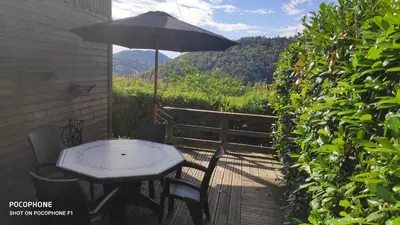 Vue générale sur la montagne ou vue sur la montagne depuis le chalet