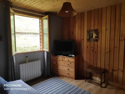 Télévision ou salle de divertissement dans l'établissement Hautes Vosges Chalet Pâquerette