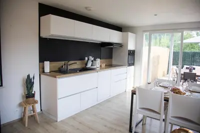 Cuisine ou kitchenette dans l'établissement Maison cosy 6p - Europa-Park & Colmar - Home cinéma