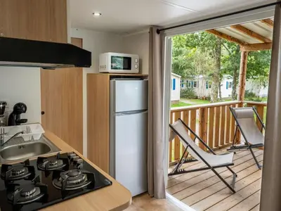 Cuisine ou kitchenette dans l'établissement Mobil-home confortable 4 pers avec terrasse - API-1-52-611