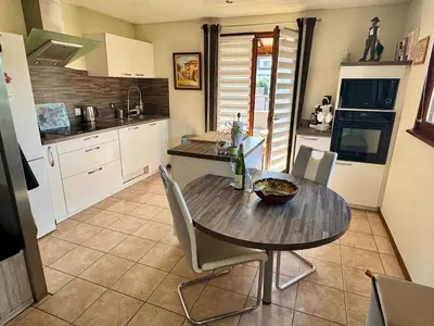 Cuisine ou kitchenette dans l'établissement Maison familiale, authentique, confort et calme