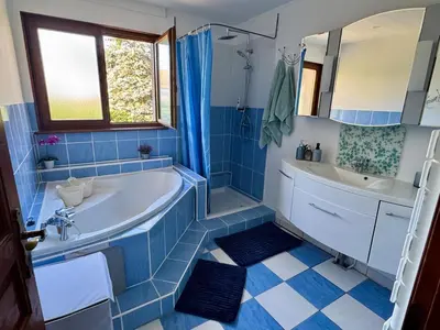 Salle de bains dans l'établissement Maison familiale, authentique, confort et calme