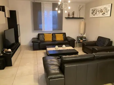 Coin salon dans l'établissement Villa au calme avec piscine et jacuzzi