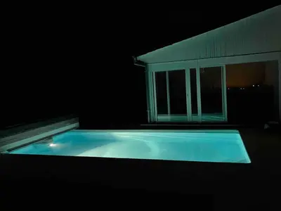 Piscine de l'établissement Villa au calme avec piscine et jacuzzi ou située à proximité