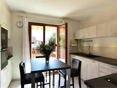 Cuisine ou kitchenette dans l'établissement Charmante maison proche du vignoble alsacien, jardin clos, 6 pers. - FR-1-744-49