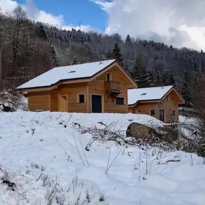 L'établissement La Hutte du Cerf en hiver
