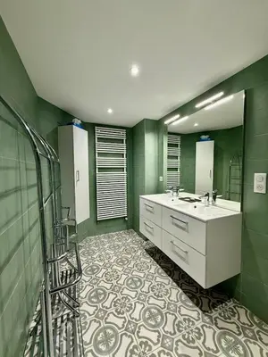 Salle de bains dans l'établissement La Ferme du Pré Toussaint - Spacieux gîte au calme