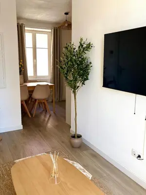 Télévision ou salle de divertissement dans l'établissement Azura - Guest House