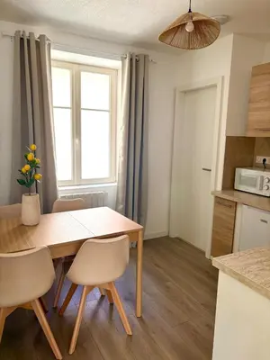 Cuisine ou kitchenette dans l'établissement Azura - Guest House