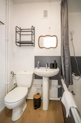 Salle de bains dans l'établissement Proche centre et calme - cozy - parking privé en résidence