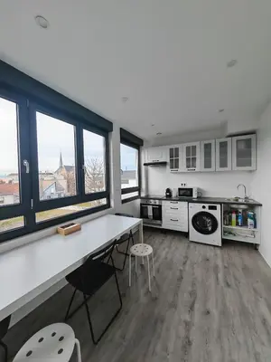 Cuisine ou kitchenette dans l'établissement Le 15 - Beau T3 lumineux et confortable- stationnement gratuit - Mulhouse Riedisheim