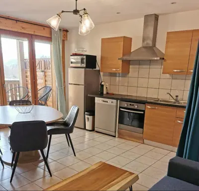 Cuisine ou kitchenette dans l'établissement bel appartement avec vue sur lac et piste 4 a 6 pers