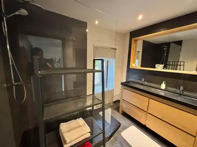 Salle de bains dans l'établissement Maison en lisière de forêt, montagne et vignobles