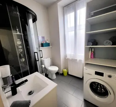 Salle de bains dans l'établissement Escale meublée