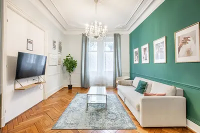 Télévision ou salle de divertissement dans l'établissement Suite DeLuxe Esprit Royauté - Jacuzzi, MULHOUSE CENTRE