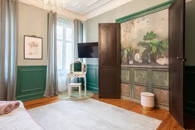Télévision ou salle de divertissement dans l'établissement Suite DeLuxe Esprit Royauté - Jacuzzi, MULHOUSE CENTRE
