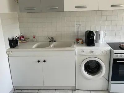 Cuisine ou kitchenette dans l'établissement Petit appartement cosy