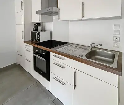 Cuisine ou kitchenette dans l'établissement Parking privé & terrasse ensoleillée