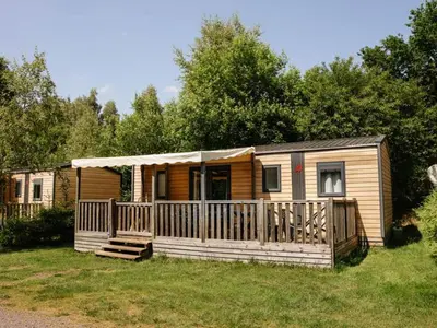 Jardin de l'établissement Mobil home 32m² avec terrasse, 3 chambres pour 6 personnes - API-1-52-713