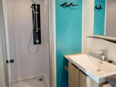 Salle de bains dans l'établissement Mobil home 32m² avec terrasse, 3 chambres pour 6 personnes - API-1-52-713