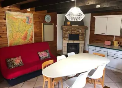 Cuisine ou kitchenette dans l'établissement Chalet autonome avec étang pleine nature