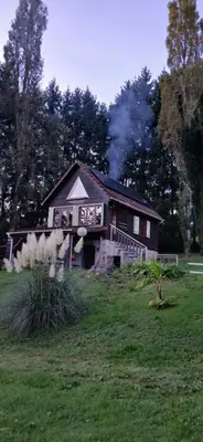 Jardin de l'établissement Chalet autonome avec étang pleine nature