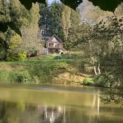 Chalet autonome avec étang pleine nature