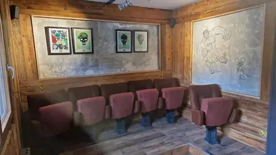 Coin salon dans l'établissement Vosges, quiet four bedroom chalet, cinema, games room