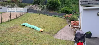 Jardin de l'établissement Modernité et Nature avec Piscine